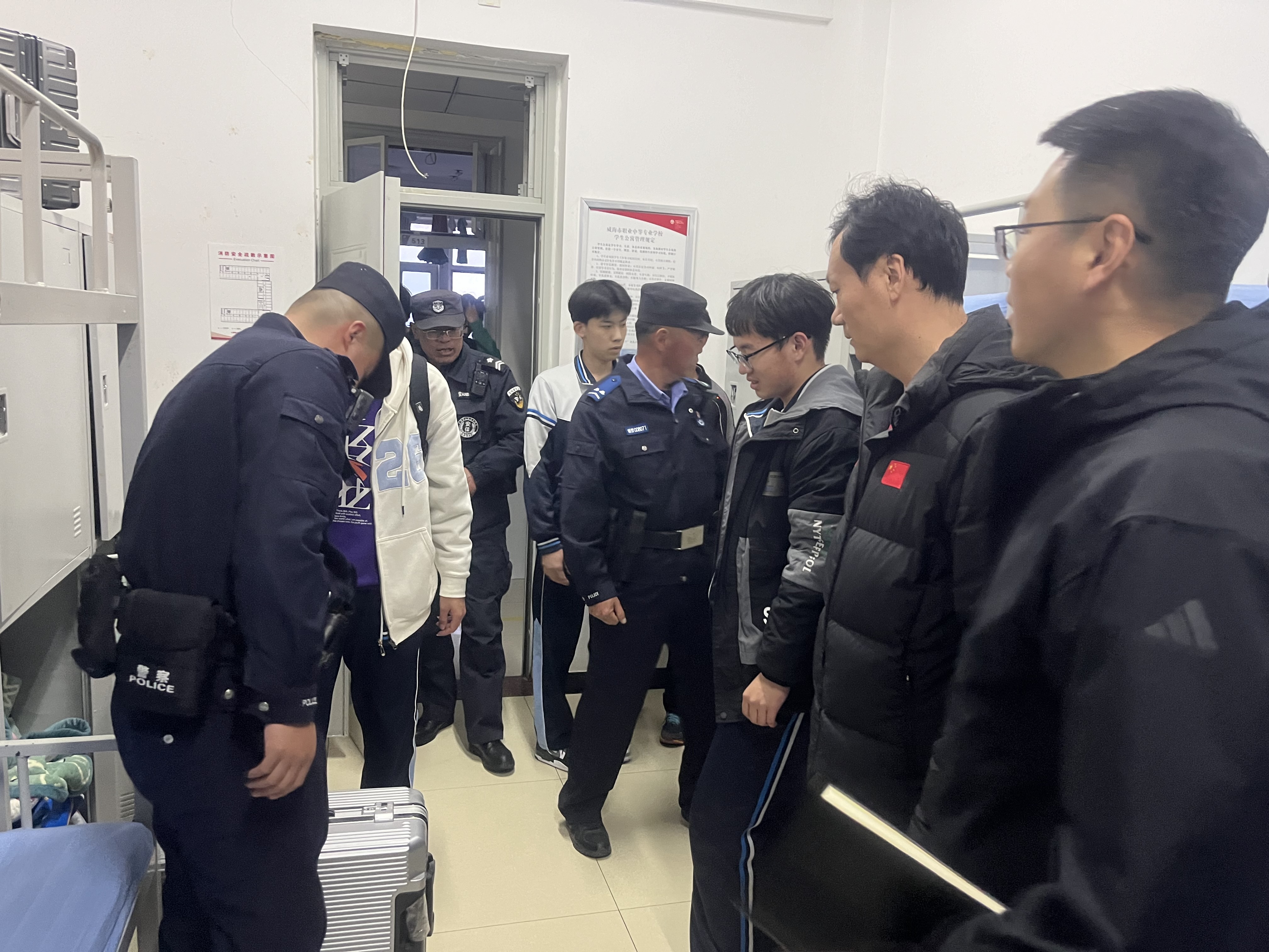 警校联动筑牢安全屏障 突击检查护航青春校园