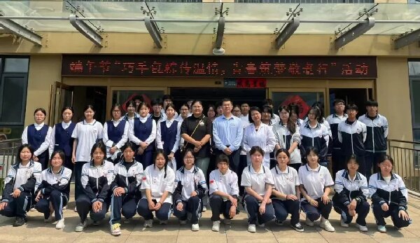 学校餐旅服务部开展“巧手包粽传温情，青春筑梦敬老院”主题活动