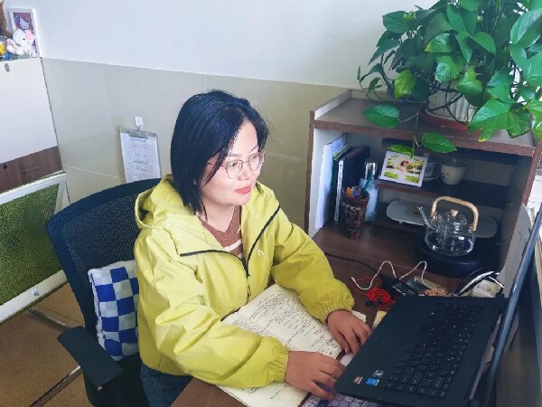 礼赞劳动 | 记财经商贸部优秀青年教师、优秀班主任获得者——邱敬霞